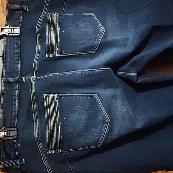 Chico's Cropped Jean - Picture 4 of 11